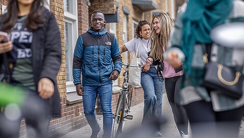 Jongeren lopen op straat en hebben plezier